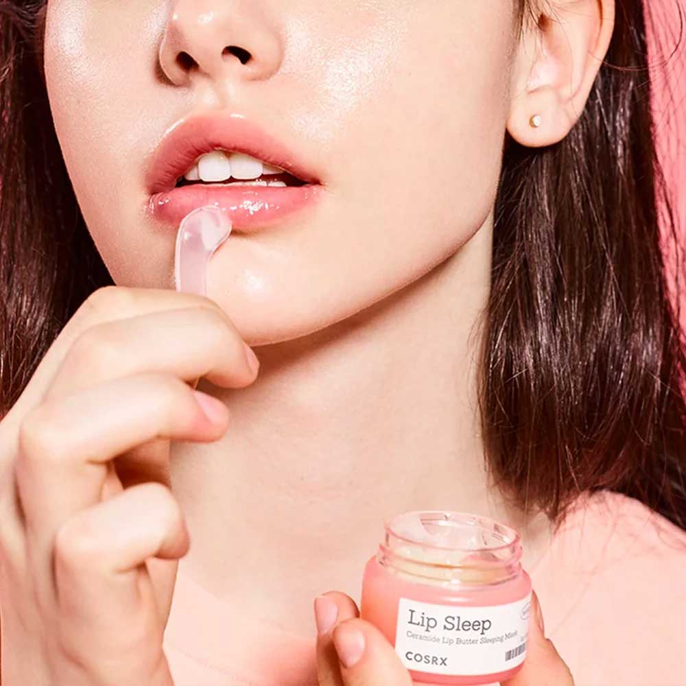 снимка на жена която нанася нощна маска за устни cosrx ceramide lip sleeping mask