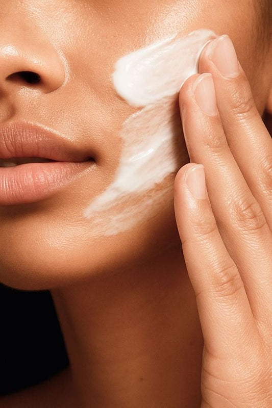 Увредена кожна бариера, прочистване или непоносимост? Как да разбереш какво се случва с кожата ти